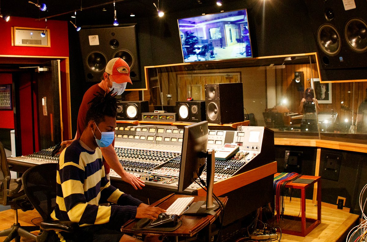 BBArocks's tweet image. #TBT #studioengineering students tracking #TheLoveInBand in @allblackbird. Our program is 💯 hands-on in the legendary #blackbirdstudio. Apply: bit.ly/applyBBA