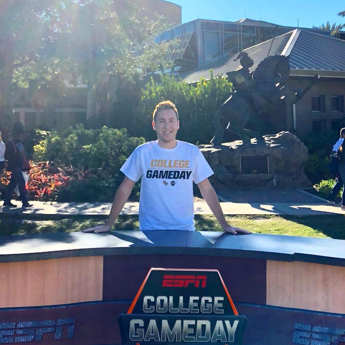 Meet Larry! He is the President of Collegiate DECA here at UCF and is a member of the Professional Selling Program 👔 He is also a brother of Delta Sigma Pi. Last summer, Larry led hundreds of “Lobsters” across campus as an Orientation Team Leader 🦞