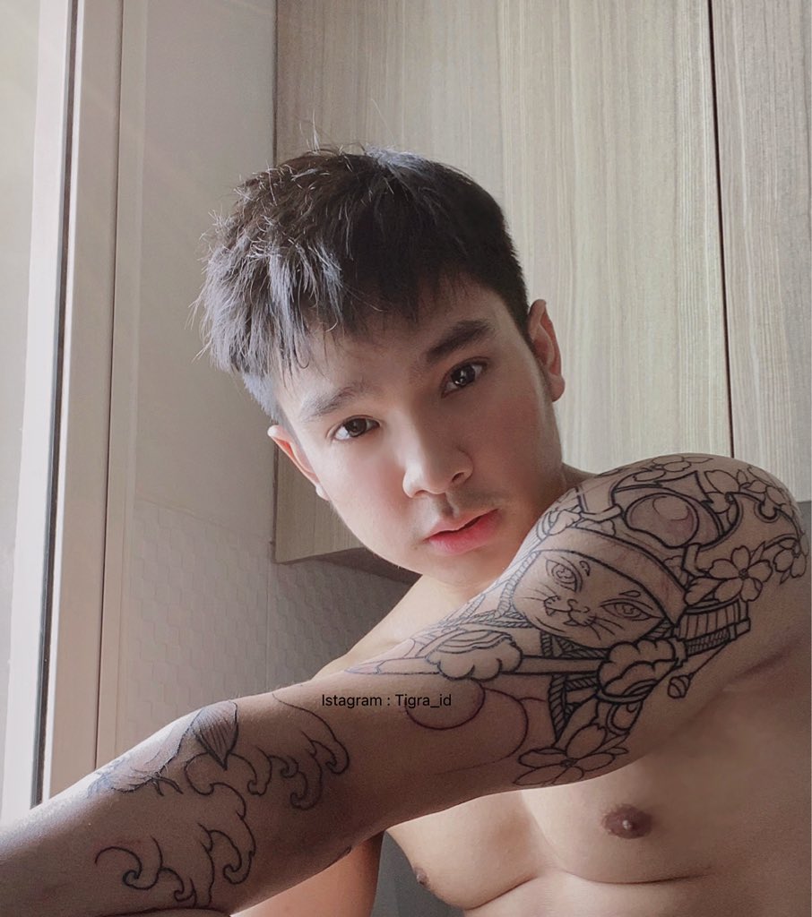 taipbig's tweet photo. 👻 #gymtime #muscleworship #musclehunk #beefcake #bodybuilding #beastmode #pumped #mensfitness #muscle #weightlifting #menphysique #indomuscle #indofitness #sexyasianguy #asianmuscleboy #asiahot #asianhunk #muscleman #musclestud #6pack #jordanbeer13 https://t.co/2ZghFT0PTn