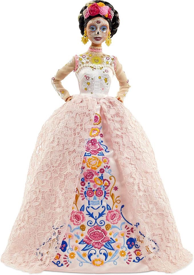 MiEstiloBajio's tweet photo. #ViveConEstilo | Barbie celebra el Día de Muertos con una muñeca coleccionable que rinde homenaje a las tradiciones, los símbolos y los rituales de esta tradicional festividad.
Descúbrela en: https://t.co/bKolsEOtVD https://t.co/TQ9r48oXtf