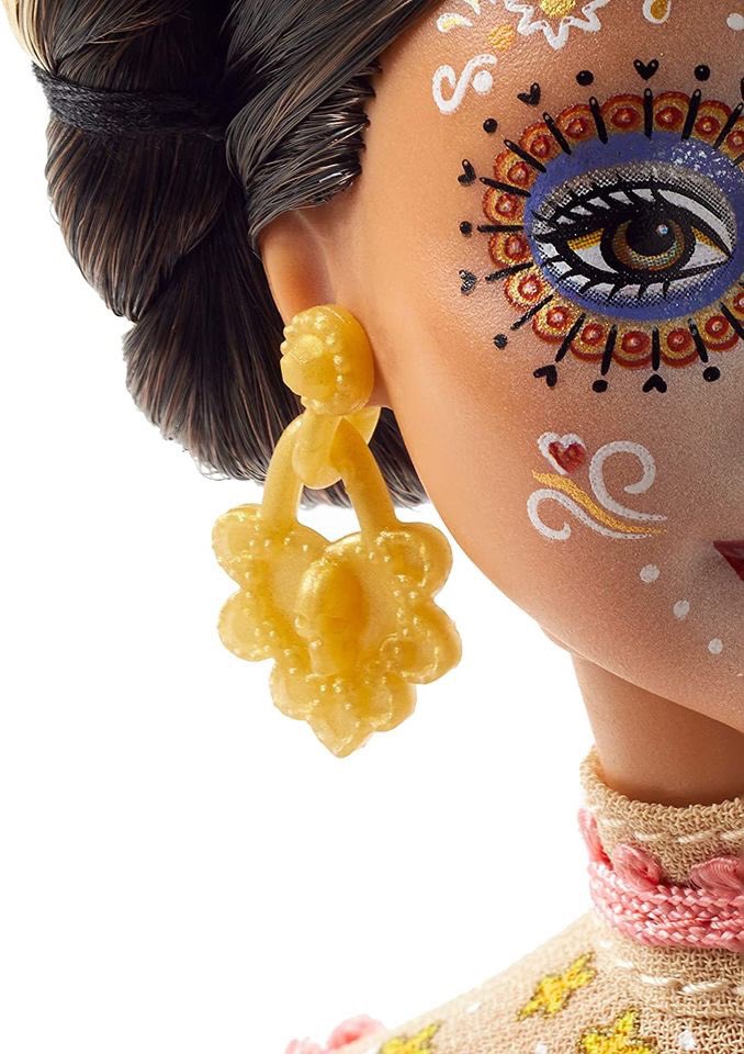 MiEstiloBajio's tweet photo. #ViveConEstilo | Barbie celebra el Día de Muertos con una muñeca coleccionable que rinde homenaje a las tradiciones, los símbolos y los rituales de esta tradicional festividad.
Descúbrela en: https://t.co/bKolsEOtVD https://t.co/TQ9r48oXtf