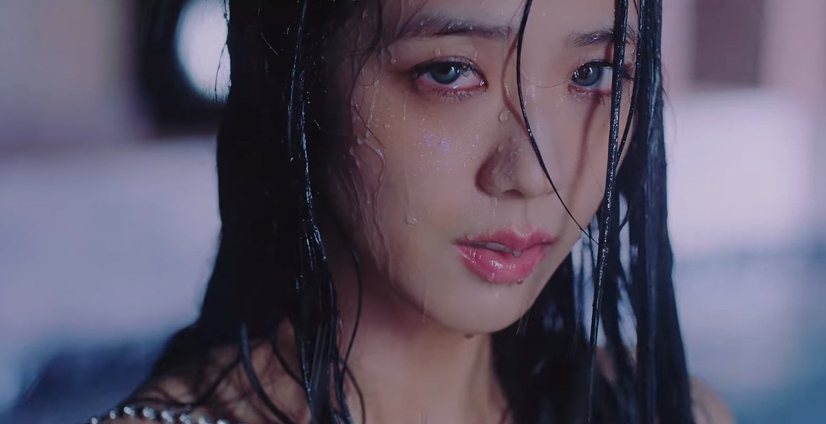 JISOO IN THE RAIN