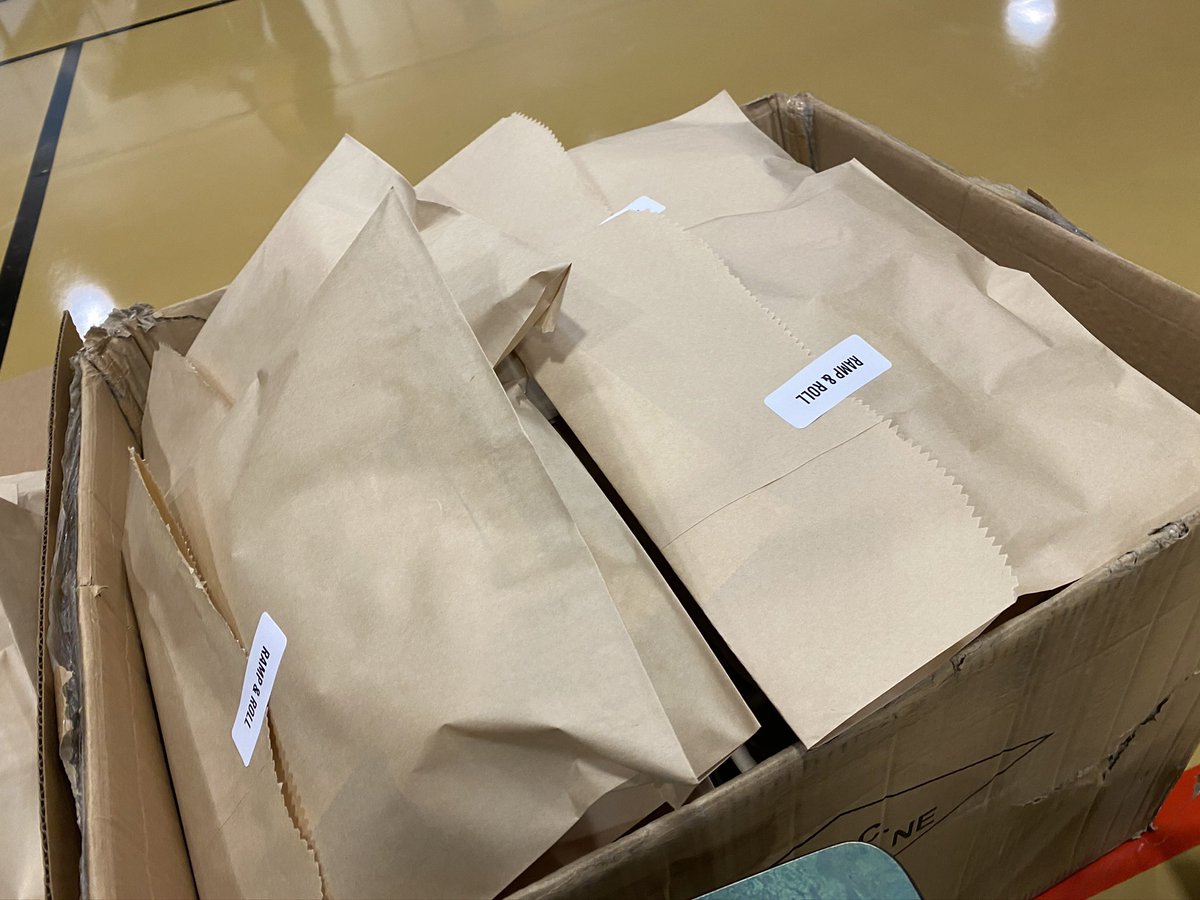 AutumnW9381's tweet photo. I love how much my school district cares about kiddos!!!! Kinder Kit festivities from today!! 🥰 #OneTeamUnaFamilia https://t.co/A3GOAgu8AZ