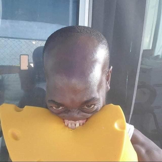 *Mi vieja: Compre queso para rallar, no te lo comas* 

Yo a las 2am: