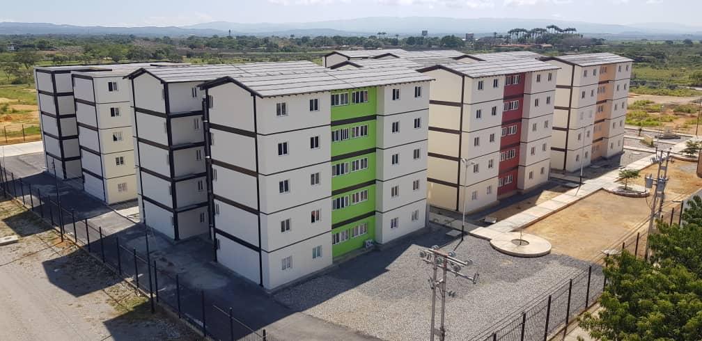 Nicolás Maduro (@nicolasmaduro) on Twitter photo Entregamos la vivienda 3 millones 200 mil en el estado Lara, gracias al esfuerzo de miles de trabajadores, obreros, comunas y a la genialidad de la Gran Misión Vivienda Venezuela. Somos el único país que construye y entrega viviendas para el pueblo en medio de una Pandemia. Entregamos la vivienda 3 millones 200 mil en el estado Lara, gracias al esfuerzo de miles de trabajadores, obreros, comunas y a la genialidad de la Gran Misión Vivienda Venezuela. Somos el único país que construye y entrega viviendas para el pueblo en medio de una Pandemia.