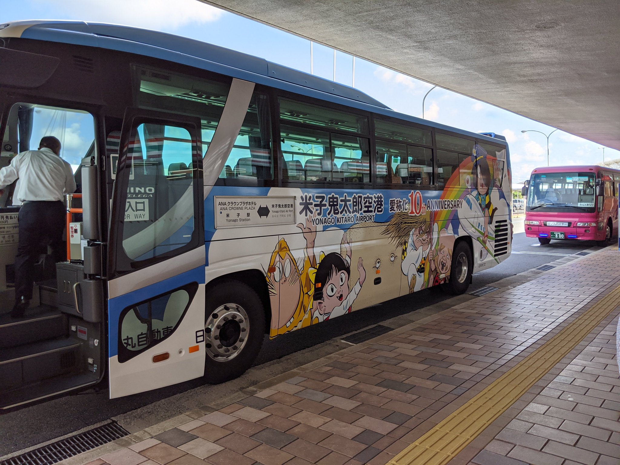 交通トリピー Twitterren 10月1日から 米子鬼太郎空港の愛称化10周年を記念して 米子駅 米子空港間の連絡バスの鬼太郎のラッピングがリニューアルしました 1fエスカレーター下にて 空港限定 オリジナル デザインのプリクラも好評稼働中だよ
