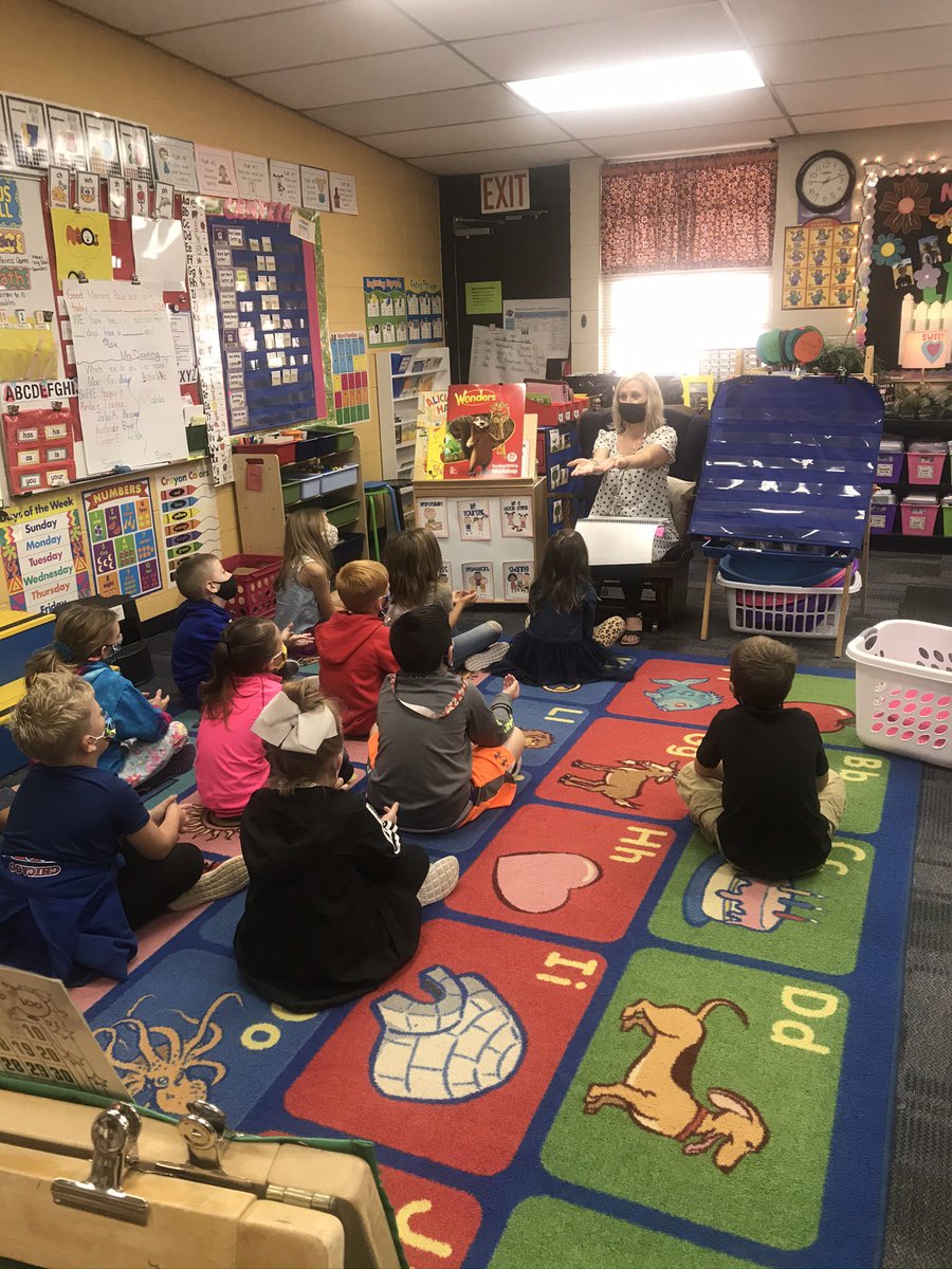 nadiadekoch's tweet photo. Mrs. Downing’s first grade class practicing phonemic awareness. #wildcatpride #weloveschool https://t.co/1y4VSNDE0Y