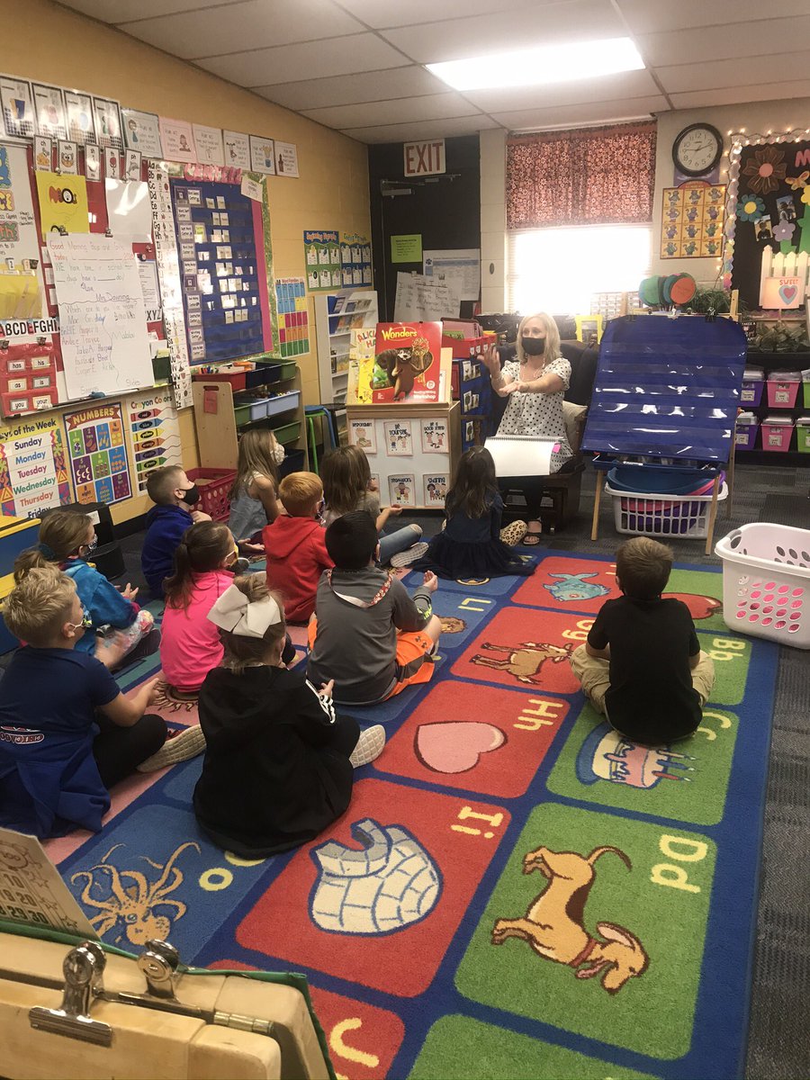 nadiadekoch's tweet photo. Mrs. Downing’s first grade class practicing phonemic awareness. #wildcatpride #weloveschool https://t.co/1y4VSNDE0Y