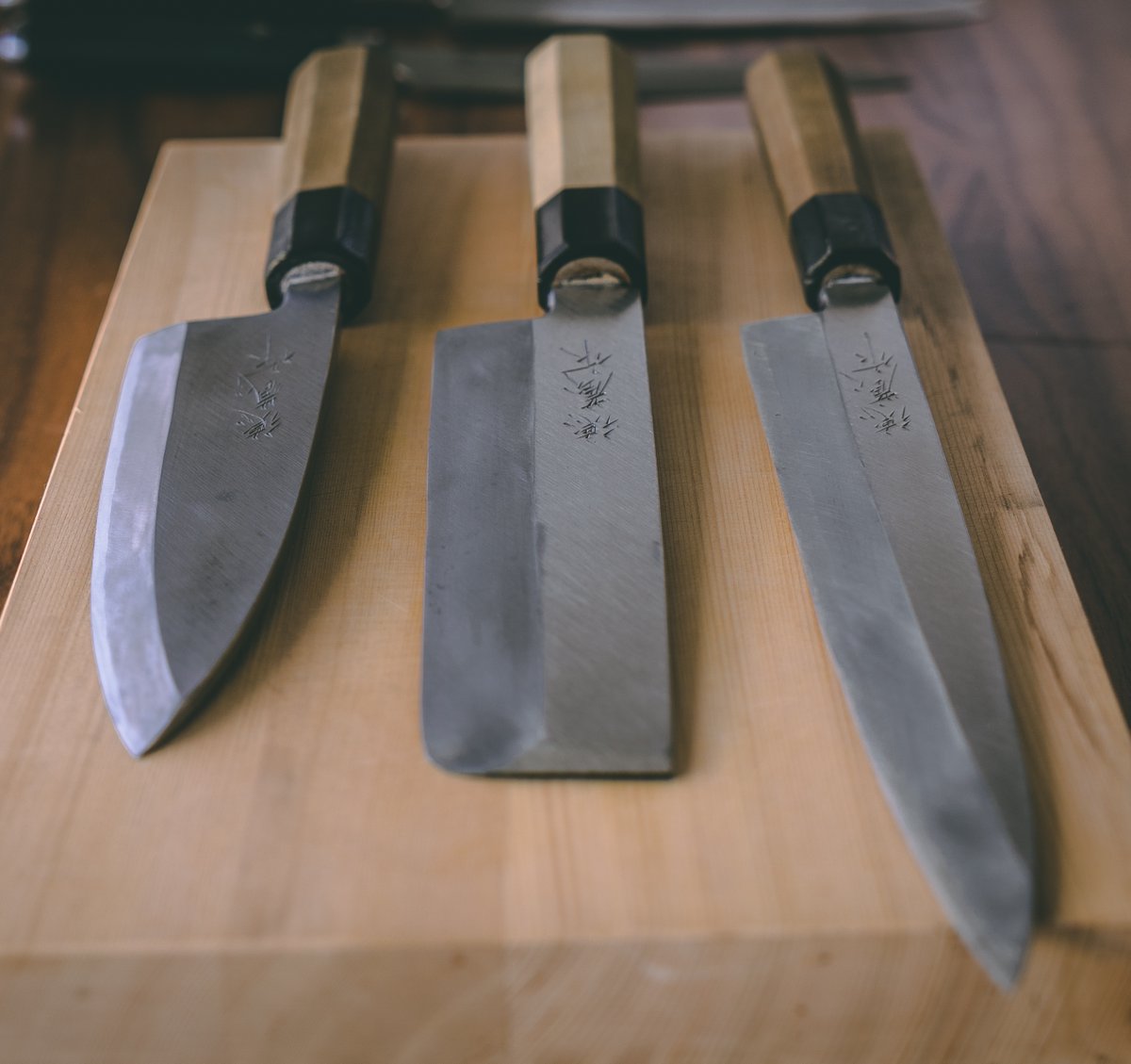 ninjafoodtours's tweet image. 🔪 Japan is well-known for its high quality handmade knives, and each Japanese knife has a particular purpose. The knives above are a perfect set made for cutting, filleting, and preparing sushi. ⁠⁠🍣
⁠#sushiknives #sushiknife #professionalknives #japaneseknives #japaneseknife
