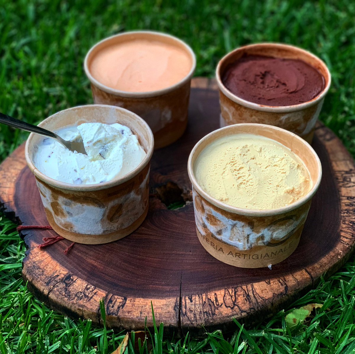 ¡El helado tiene más de 2000 años! 

Las primeras versiones vienen de China, por ahí del 200 BC cuando mezclaron leche con arroz y lo guardaron en hielo. Cuando Marco Polo visitó estas tierras le gustó tanto que lo introdujo a Italia. Y así llegó a nosotros el delicioso GELATO!