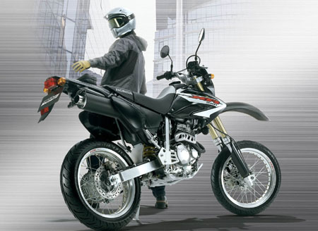 烏丸蒼一 二輪入道 5 Xr250モタード 仮面ライダーファイズ放映当時 レッドバロンの折込チラシで見て オートバジンそのものやん とテンションブチ上がったやつ 事実非モタード版がベース車両だったんだけどまあ当時の僕にそんな細かいことなど