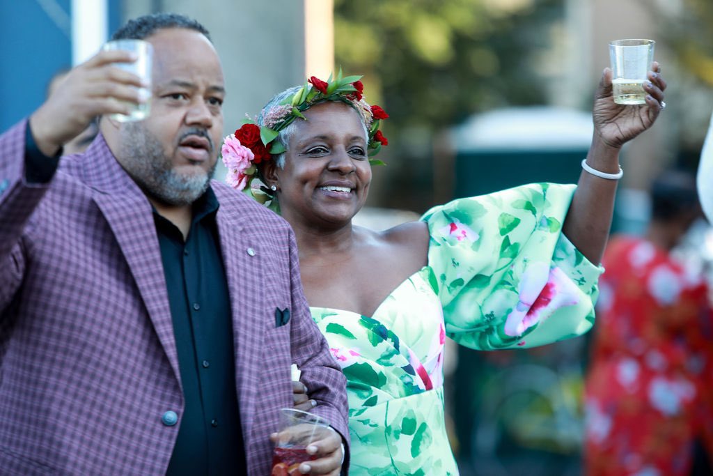 myBKlynlife's tweet photo. Cheers to the weekend!
#SteveandGina #Loveat50 #MsBrowntoMrsBrown #BacktoBrown #myBKlife
#Brooklyn #Bride #blackbrides #Blackfamily #blackcouples #Love #Blacklove #blacklovepage #blacklovedoc
📸: @reginaflemingphotography https://t.co/UK69Xs4TdP