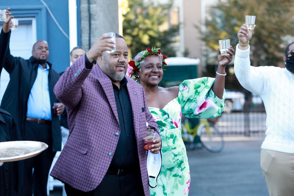 myBKlynlife's tweet photo. Cheers to the weekend!
#SteveandGina #Loveat50 #MsBrowntoMrsBrown #BacktoBrown #myBKlife
#Brooklyn #Bride #blackbrides #Blackfamily #blackcouples #Love #Blacklove #blacklovepage #blacklovedoc
📸: @reginaflemingphotography https://t.co/UK69Xs4TdP