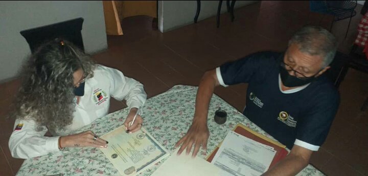 charlychaves's tweet photo. Firma de los títulos del Liceo Sagrado Corazón de Jesús 🏫 Municipio #Ayacucho 
¡Felicitaciones bachilleres de la Patria 🇻🇪💪!
#Táchira 
#VenezuelaUnidaContraElBloqueo
@NicolasMaduro @psuvaristobulo @FreddyBernal @MPPEDUCACION https://t.co/KgdAdqpM4t
