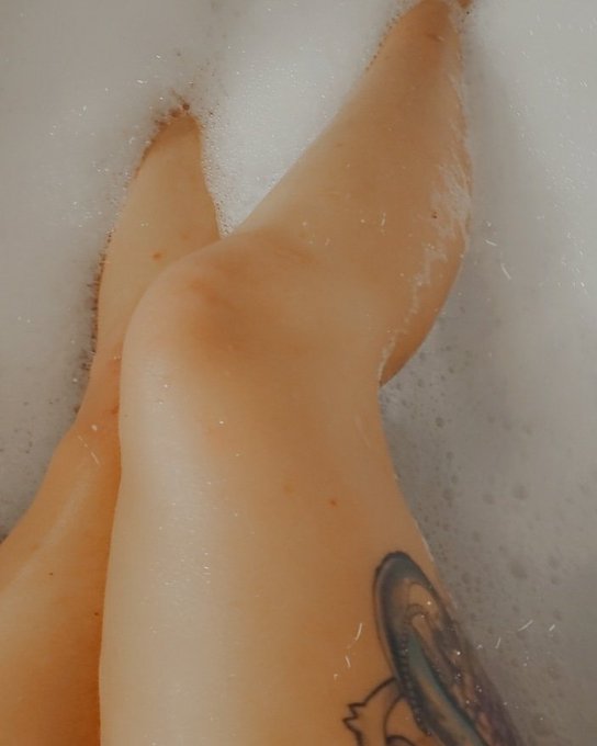 Bath time with NerdyGothCurves😍  https://t.co/FgEx4P20ec https://t.co/dHv5VyA5Xs