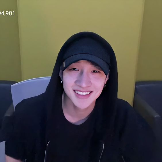 jnghyunlyrics's tweet photo. 𓂃 ♥︎ chan's hug; a thread 
#HappyBangChanDay
#OurHavenBangChan
#우리의_천리방_찬아_생일축하해
@Stray_Kids https://t.co/QG2sjNVcT6