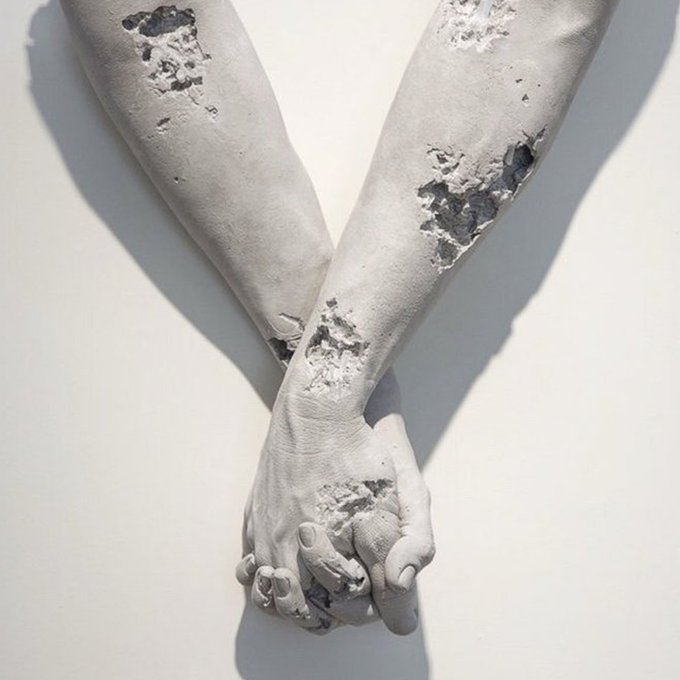 Buenos días...

La vida nos rompe 
a todos en algún momento, 
pero solo unos pocos 
logran hacer más fuertes 
sus partes rotas.

Ernest Hemingway