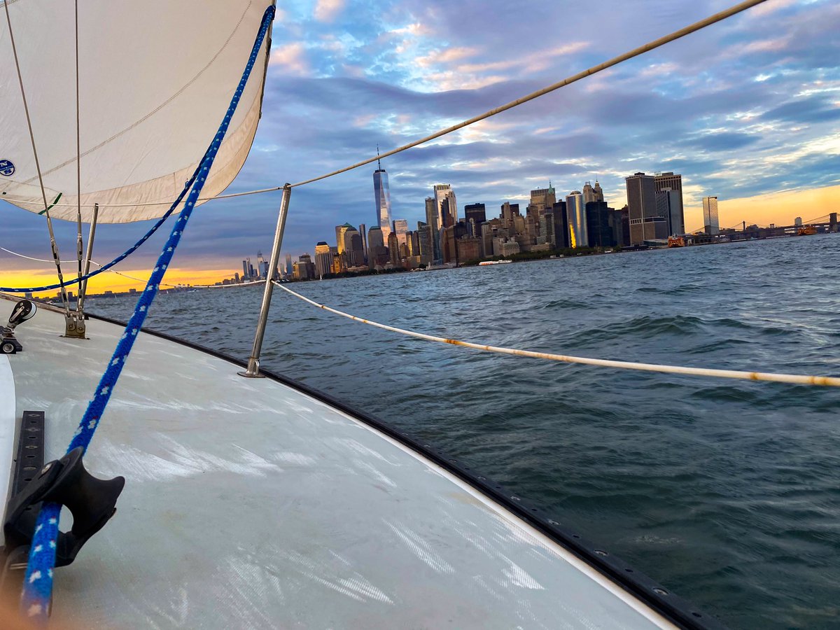 thegouldfinch's tweet photo. Sailing by NYC this evening during an amazing sunset. #sailing #sunset https://t.co/ACuDNlouLF
