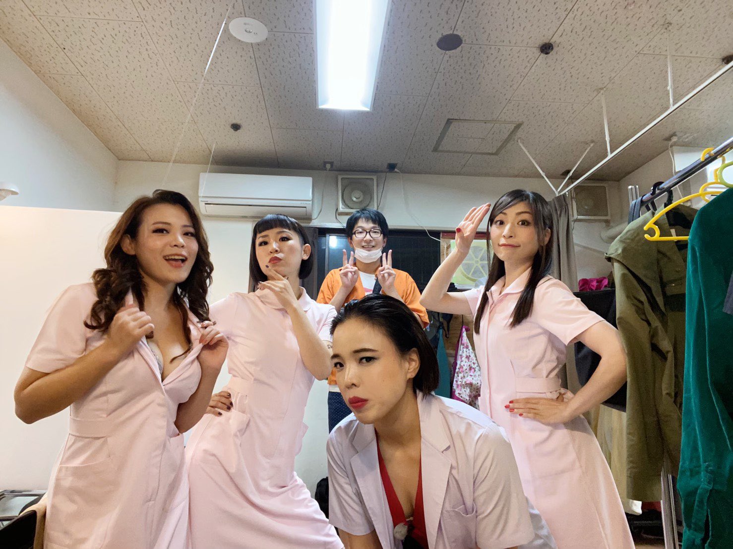 女　集合写真  / X