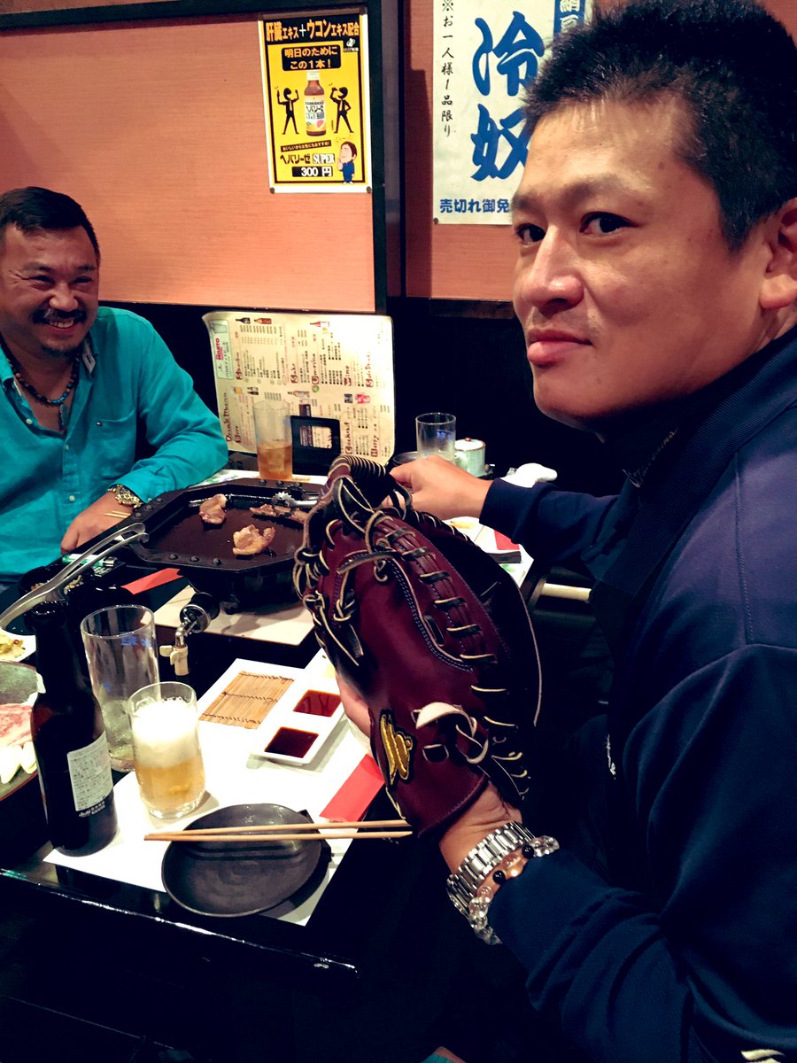 uacv's tweet photo. おはようございます！
本日も通常通り11時〜21時までの営業です！

ツヤ感と張り感が凄いのは画像みて一目瞭然ですが、凄く計算されて作られているミットです🤔詳しくは店頭にて😊

それにしても和牛を食べながらキャッチャーミット談議はnew style 😎👍

#frombase. 
#ジュテルレザー
#超野球専門店cv https://t.co/wrCF7lBffC