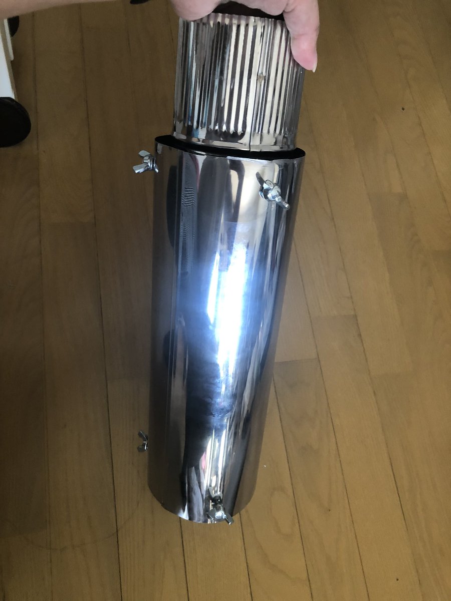 そろっとそろりとソロキャンパー 自作薪ストーブ 煙突ガード編 穴あけ終了 蝶ボルトで固定しました 1 間隔の蝶ボルトで固定 持ち上げても外れないので ちゃんと固定されてます ただ 煙突ガードというより二重煙突 になってしまいました 遮熱