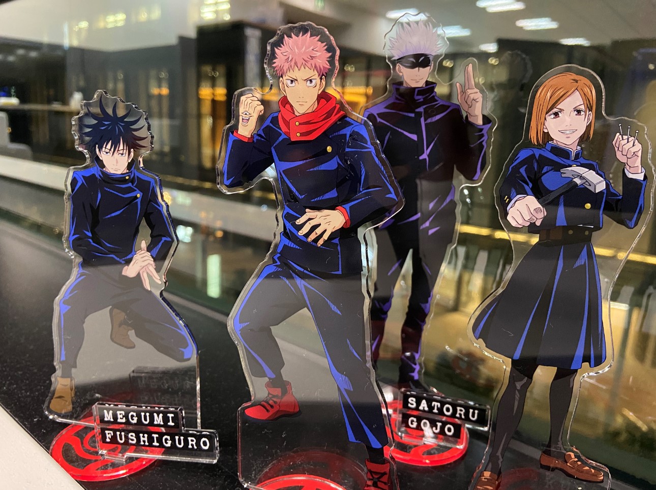ナムコ キャラポップストア 呪術廻戦キャラポップストア Tvアニメ 呪術廻戦 のキャラポップ ストアがアトレ秋葉原で11月1日 日 より開催 今日はグッズの一部を紹介 描きおろしイラストがかっこいい アクリルスタンド 夜の街を背景に飾れば
