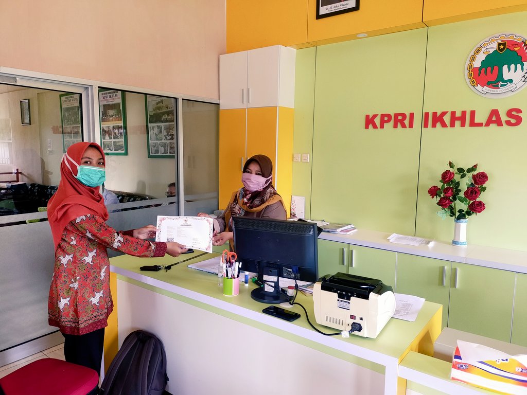 UmiUminur's tweet photo. PPKL Kabupaten Cilacap - Pendataan Dampak Covid-19 Bagi Koperasi di Aplikasi SIKIJANG sekaligus penyerahan sertifikat NIK di KPRI IKHLAS
@ppkljateng 
@dinkopjateng 
@dpkukm_clp 
@KemenkopUKM 
@baguscoop 
#ppklcilacap
#ppkljatengmakaryo https://t.co/fLnT01LyIr