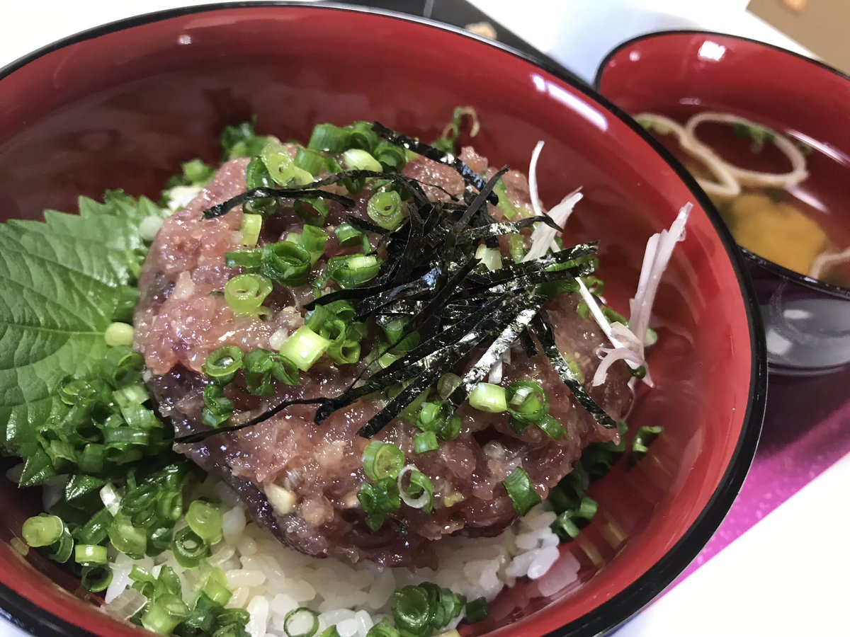 久礼大正町市場 とみぃの台所 の カツオのなめろう丼 元カツオ漁師さんが作ってます 本場 船上仕込みの味 見るだけでヨダレが 昨日も食べたけど今日も食べたい お腹すいてくる時間ですね O