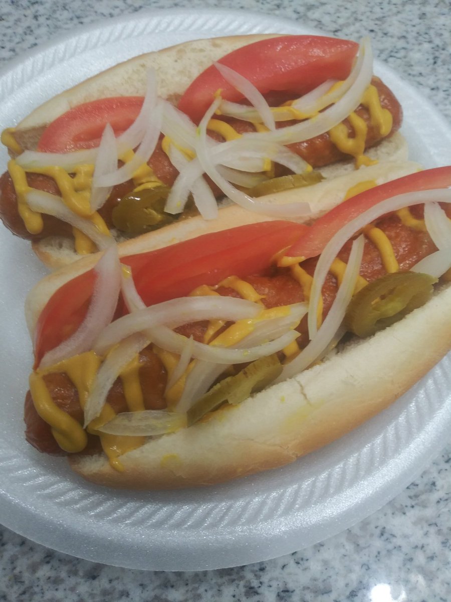 MsTanikaNikki's tweet photo. Wow😲! These @Lightlife hotdogs came out amazing! 🤗🤤 Day 4 of my vegan journey is full speed ahead😉 Chicago Style pan seared hotdogs #Yummy #VeggieDogs #Vegan #ThursdayThoughts #Diet https://t.co/MmDtFT7vFE