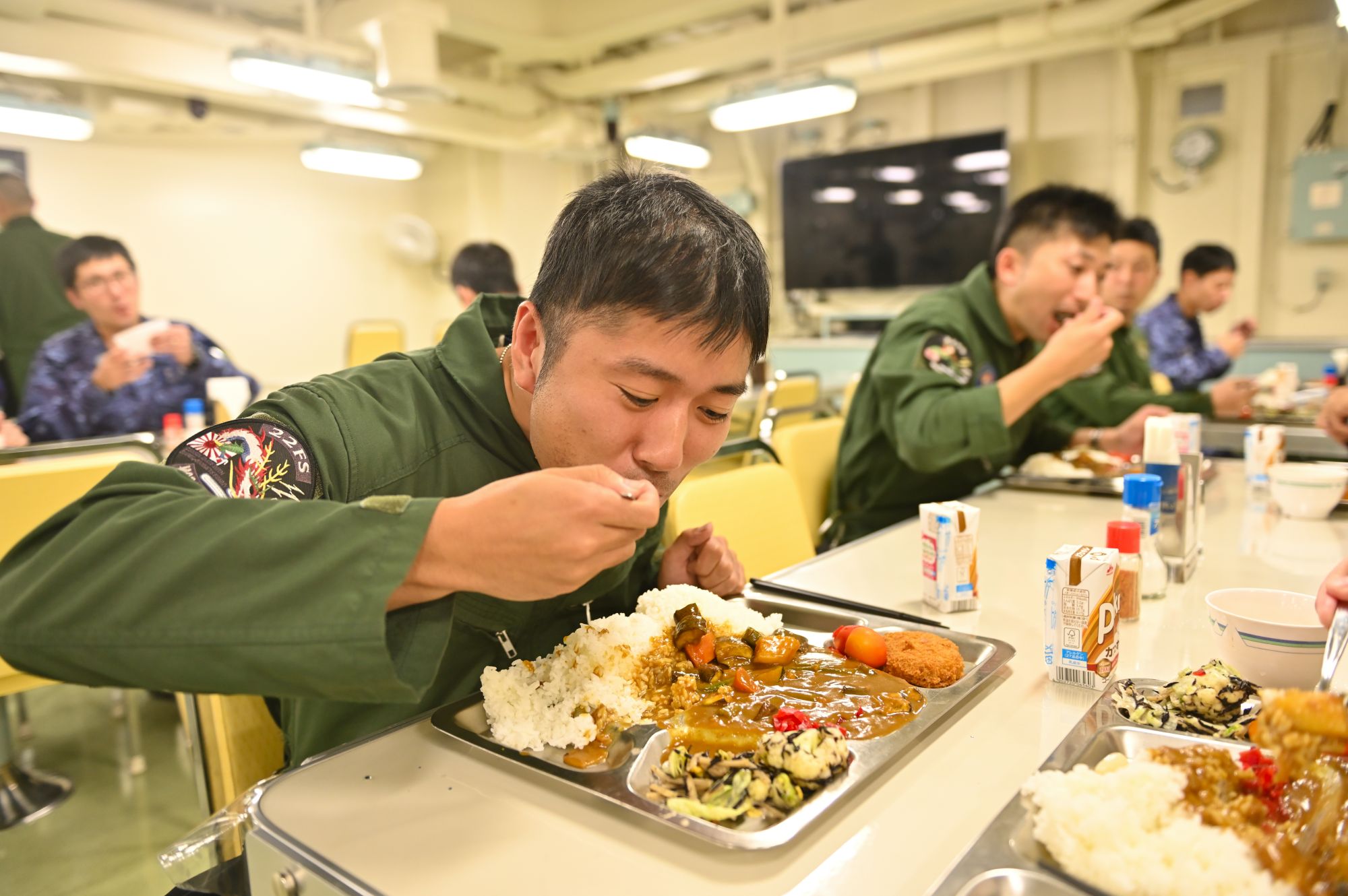 防衛省 海上自衛隊 令和２年度インド太平洋方面派遣訓練 今日は 金曜日 護衛艦 かが では 毎回約３７０人分の食事を調理しています 航海中の乗員にとってカレーライス は １週間に１度の楽しみとなっており 訓練への活力となります だって