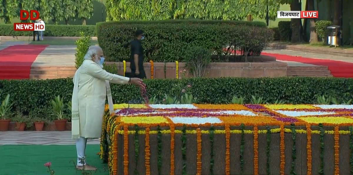 timesofindia's tweet photo. #JustIn 

PM @narendramodi pays tribute to #LalBahadurShastri at Vijay Ghat https://t.co/7CmY2GYECw