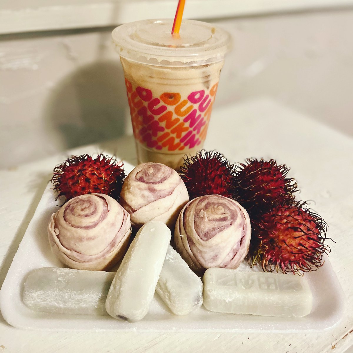 SmolHeroine's tweet image. Since my Asian Grocery store is so small, not many stuff there, they didn’t have the right #Mooncake I was searching for. I got these instead.

This version of mooncake, #redbeanpaste #mochi, #rambutan &amp;amp; homemade coffee in a Dunkin’s cup. Haha.

#MidAutumnFestival2020