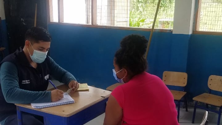 SaludImbabura's tweet photo. #Esmeraldas | Médicos del centro de salud Chumundé, realizan brigada de atención médica en el recinto Mulumpaqui del cantón Rioverde a usuarios que no pueden llegar hasta el centro de #SaludParaTodos https://t.co/JmxXX3iWOM