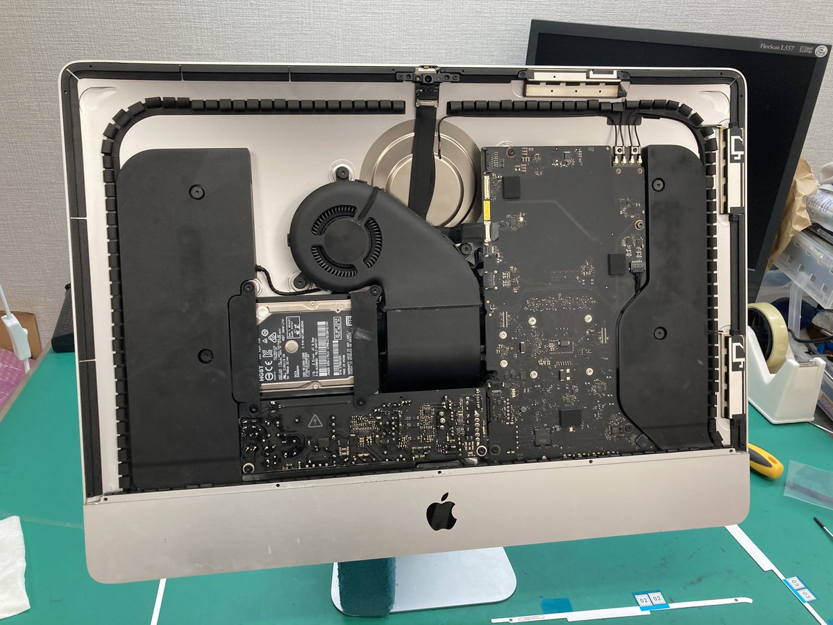 MaclabM's tweet image. iMac 21inchロジックボードの交換作業をしております。新しいロジックボードを入れたiMacになります。画面がカチカチしたり、電源がつかない場合ロジックボードの不良が考えられます。このような症状がでた場合、MacLabにお問い合わせ下さい😊#iMac #MacLab #ロジックボード #修理