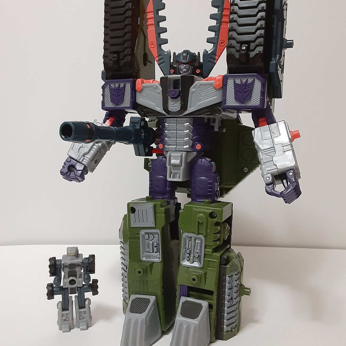 10/1Transformers Armada Megatron w/ Leader-1 (Ultra Class) 2002-2003.One of the first Transfomers I ever owned, and still has such a presence.I once brought it into class, back in art school, where one of my classmates described it as a "box of mysteries".