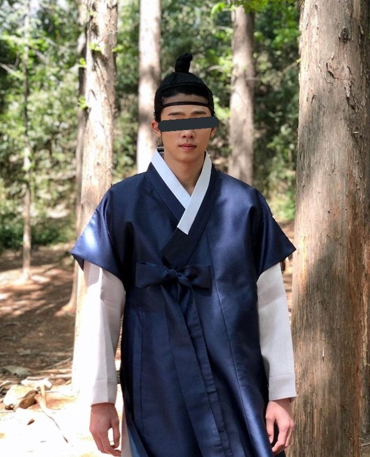 Octubre01
#BitizRBChuseok

—Se encontraba en la celebración organizada por sus padres y tíos en la mansión familiar, acompañado de <a href="/Anpxngxrl/">Kim Suni</a> —