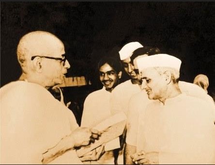 RadharamnDas's tweet photo. Humble tributes to Shri #LalBahadurShastriJi on his birth anniversary.

He was simplicity personified. His life was dedicated to serve his motherland.

In pic: ISKCON founder A.C Bhaktivedant Swami presenting him Vedic literatures translated by him.
 #LalBahadurShastriJayanti https://t.co/wdIpUEmaCj