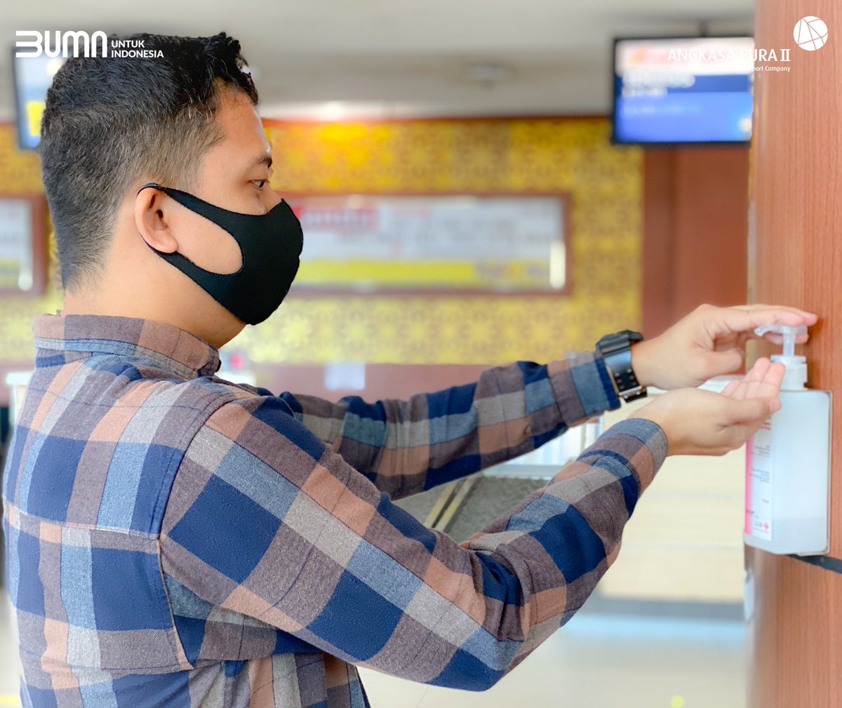SSK2_PKU's tweet photo. Mencuci tangan dengan air dan sabun lebih diutamakan, namun #AP2FriendsPku bisa memakai hand sanitizer untuk membersihkan tangan sebelum menyentuh fasilitas bandara. Kami menyediakan hand sanitizer di seluruh area terminal agar kita semua terhindar dari virus #covid19indonesia https://t.co/VUv6jDgFoi