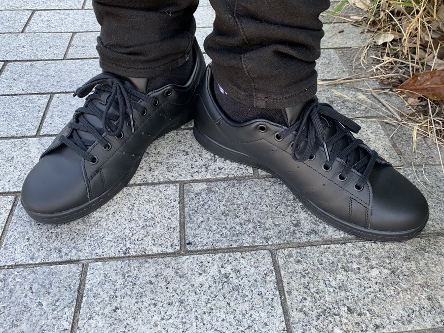 スタンスミス黒をビジネスシューズとしてレビュー メンズとレディースのスーツに最適 サイズ感も紹介