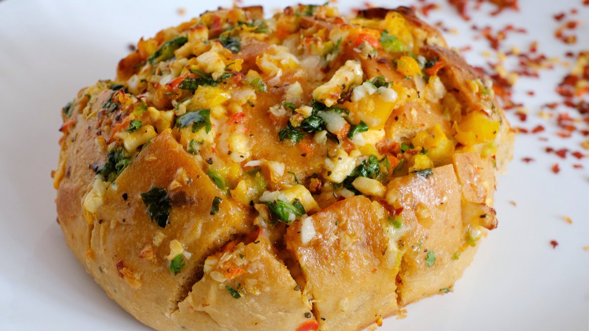 shrutibinnani's tweet photo. 🌶️Spicy and Cheesey Pull apart Garlic Bun...🍔 Or Stuffed Masala Bun...🔥
With loads of Vegetables and Cheese...
Tastes delicious...😋
Recipe👇
https://t.co/tetQYeEwkE
#stuffedbun #cheesegarlic #spicyandcheesey #bakedbun #pullapart #stuffedpav #kidsfriendlyrecipe #recipe #snacks https://t.co/Y9Mz14KWp0