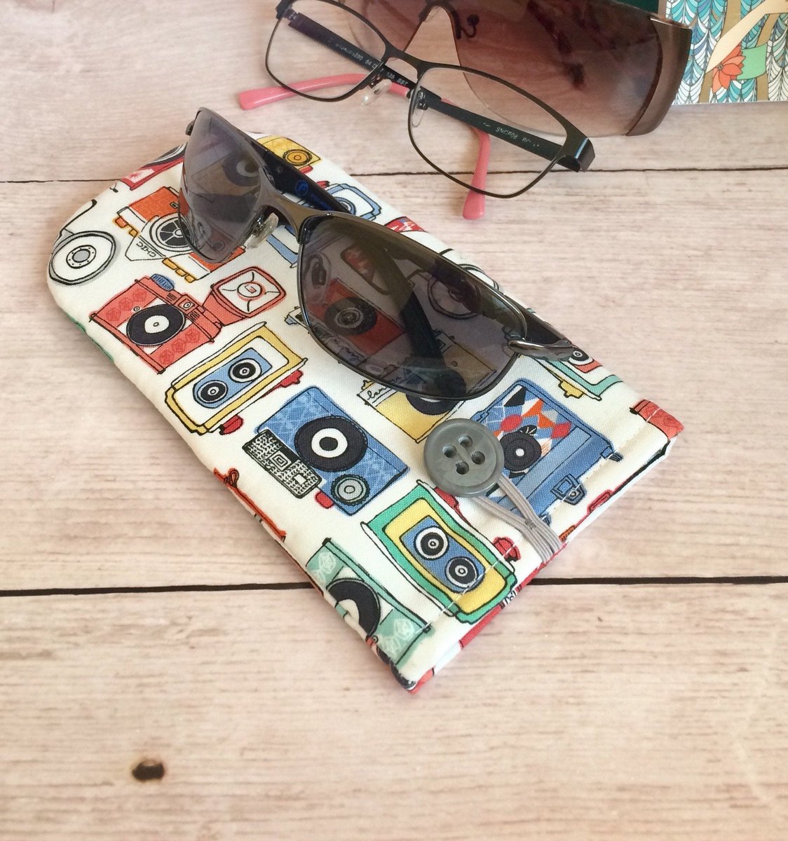 Donique02's tweet photo. Excited to share this item from my #etsy shop: Vintage Camera Print, Unisex Padded #GlassesCase . Colourful Camera Print Cotton #Sunglasses Case. #OOAK . #photography #cameraprint #polaroid #vintagecameras #ihsetsy #madeinscotland #madeinuk #oneofakind
https://t.co/G05KRGDCHn https://t.co/kYMdltPnFr