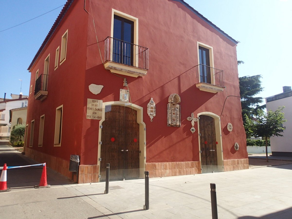 🗣️🔊 L’Ajuntament engega la transformació de Can Riera com a espai de cultura 9 anys després de la seva compra. Serà un recinte multifuncional, condicionat tecnològicament, accessible i sostenible al servei de les activitats del poble 👉🏻 bit.ly/30qKMtY #TianaÉsInformació