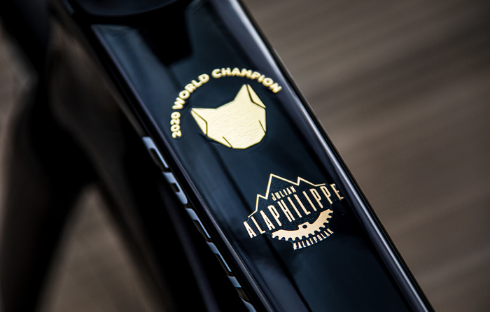 Julian Alaphilippe🌈 presenta la edición especial, con detalles personalizados, de la Specialized Tarmac SL7 que utilizará en competición los próximos 12 meses, empezando por la Lieja-Bastoña-Lieja de este domingo, donde también estrenará el maillot arcoíris.📷Wout Beel