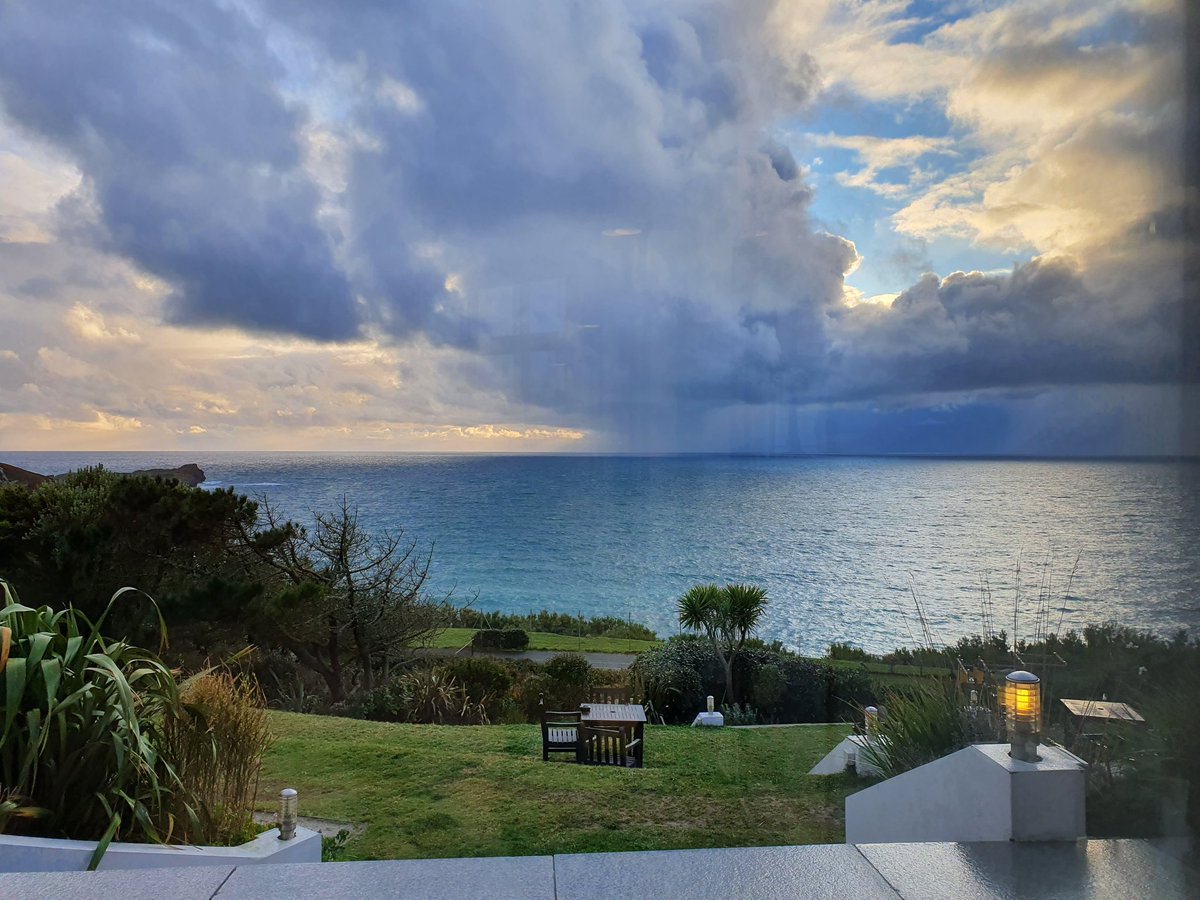Stormy skies from <a href="/PolurrianHotel/">Polurrian on the Lizard</a> 

#cornwall #stormy