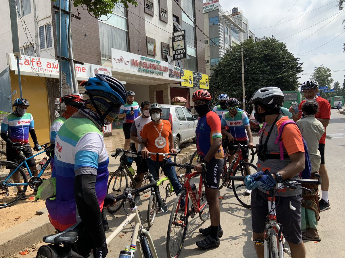 Namma Bengaluru pedals towards sustainable transport solutions! 🚴‍♀️

📍Glimpses from #Cycles4Change campaign from Vidhan Soudha to MG road and to BBMP Head Office 

📍Bicycle 🚴‍♂️ride on ORR for equitable road space allocation 

#GandhiJayanti #2October #Gandhi150