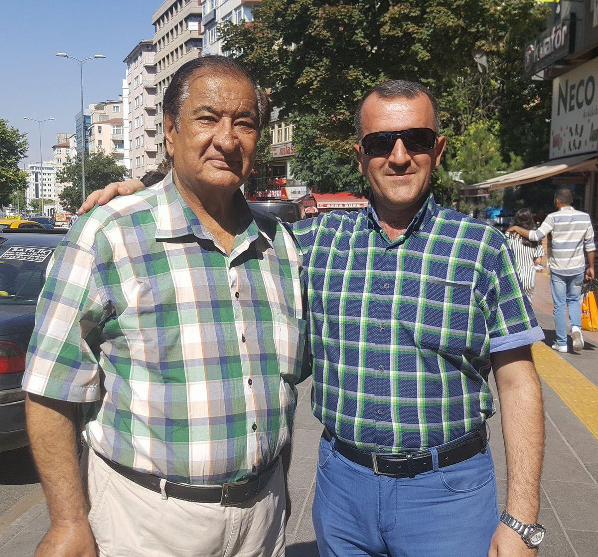 ببالغِ الآسى والحُزنِ العميقينْ تلقيتُ نبأ وفاة شيخ المذيعين العراقيين الإعلامي المُخضرم الأستاذ نِهاد نجيب.وكان لي الشرف أن اعمل معه في فضائيةتوركمن ايلي في عام ٢٠٠٦ عندما تولى إدارة التلفزيون وكان ذو قلب كبير و ذو أخلاق عالية ومتواضعاً جداً رغم شهرته الكبيرة.