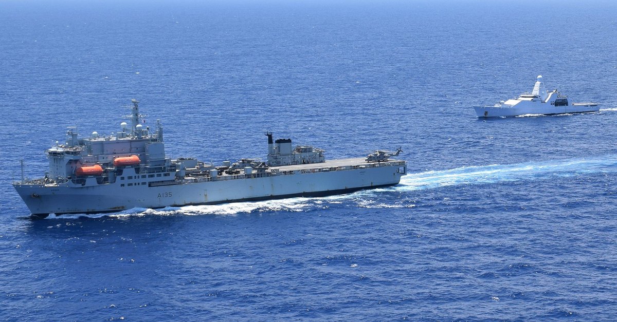 Another drugs bust for combined naval forces in the Caribbean🇬🇧 🇳🇱

@RFAArgus and @kon_marine OPV HNLMS Groningen have intercepted 2000 kg of drugs in two separate operations. @845NAS @CDTOPVWit