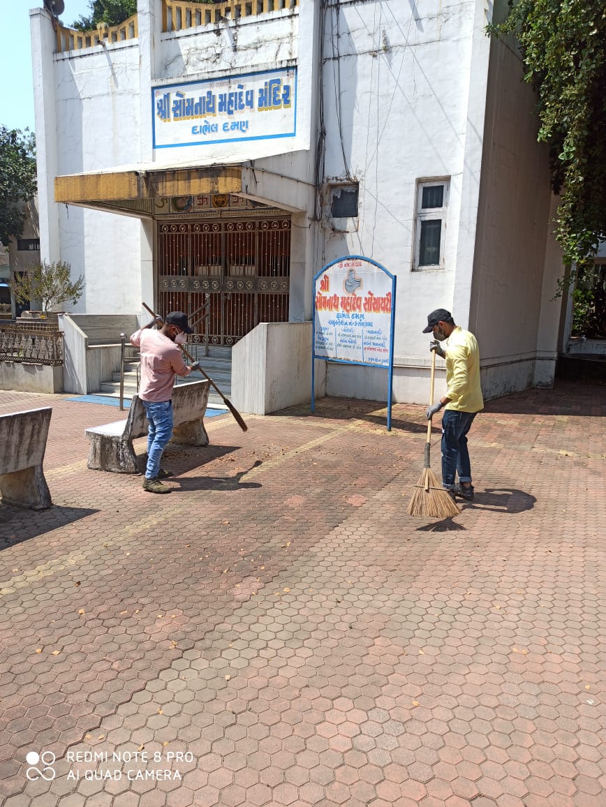 GramSomnath's tweet image. Cleanliness drives in iconic places i.e. temples, market areas and bus stand located in Somnath Gram Panchayat Area
#swachchhataHiSeva
@swachhbharat 
@mopr_goi 
@prafulkpatel 
@CollectorDaman 
@DmnCeodp