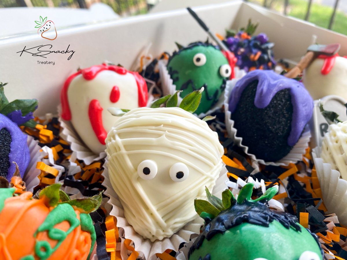 k_michelleeee's tweet photo. I HEARD ITS SPOOKY SEASON 👻🎃
Creepy Halloween Boxes are HERE featuring handcrafted BOOBERRIES 😈
Head over to @ksnackztreats for inquires ! 
.
.
.
#halloween #hauntedberries #halloweenstrawberries #halloweencostume #booberries #harvest2020 ##fortlauderdaletreats #maimitreats https://t.co/C13pP6sLxy