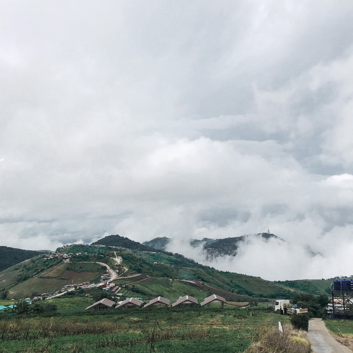 เธอชอบท้องฟ้าเธอชอบภูเขา เธอไม่ชอบเราบ้างหรอ